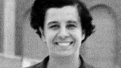 عکس سیاه و سفید از چهره استر بالسترینو در حال خنده