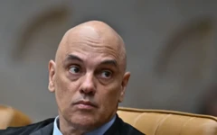 Imagem de Alexandre de Moraes olhando para o lado usando terno
