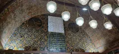 قصيدة في حب آل البيت منقوشة على لوحة أثرية تعود إلى عام 1773م فوق مقام الإمام الحسين بمسجده بالقاهرة