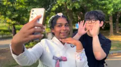 트랜스젠더 인플루언서 데빈할발과 그의 팬