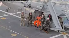 Los tripulantes Christina Koch y Victor Glover a bordo de un buque de rescate tras ser extraídos de la cápsula de Artemis II en el océano Pacífico.