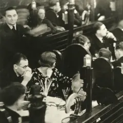 Mesas de casa noturna da primeira metade do século 20, com pessoas observando as demais