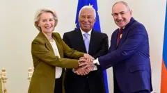 Прем'єр-міністр Вірменії Нікол Пашинян (праворуч), президент Європейської ради Антоніо Коста та президент Європейської комісії Урсула фон дер Ляєн тиснуть один одному руки під час саміту Вірменія-ЄС.