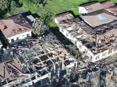 ရခိုင်ပြည်နယ်ထဲ အေအေထိန်းချုပ်ထားတဲ့မြောက်ဦးမြို့က ဆေးရုံ ဗုံးကြဲခံရမှု ဖြစ်အပြီး ဒီဇင်ဘာ ၁၁ ရက် မနက်ပိုင်းမှာ မြင်ရတဲ့ မြောက်ဦးမြို့ဆေးရုံ အပျက်အစီးတွေကို ကောင်းကင် ကနေ မြင်ရတာဖြစ်ပါတယ်။