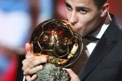 Rodri, le milieu de terrain espagnol de Manchester City, reçoit le Ballon d'Or lors de la cérémonie de remise du Ballon d'Or France Football 2024 au Théâtre du Châtelet à Paris, le 28 octobre 2024. 
