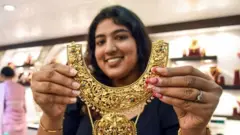 10 ग्रॅम सोन्याचा दर 1,61,000 रुपये झाला आहे