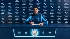 جانب من توقيع الدولي المصري عمر مرموش على عقده مع ناديه الجديد مانشستر سيتي الإنجليزي قادماً من أينتراخت فرانكفورت الألماني 