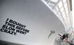 Adesivo em carro Tesla