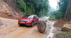 මර්ගයට ගල් පෙරලී ඇති අයුරු