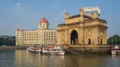 राज्य आणि केंद्र सरकारच्या संस्थांमध्ये 'मुंबई' हे नाव करण्यात आलं.