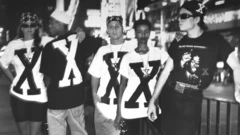 تعدادی جوان با پیراهن ایکس