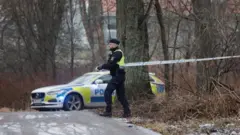 Policial cercando área onde ocorreu tiroteio na Suécia