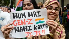 मुंबई में 26 जुलाई, 2026 को केंद्रीय शिक्षा मंत्री धर्मेंद्र प्रधान के इस्तीफ़े के बाद, शिवाजी पार्क में युवाओं और समर्थकों ने जश्न मनाया