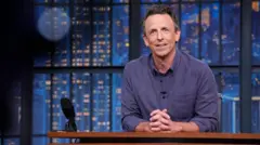 Seth Meyers fala da sua tribuna, no seu programa 'Late Night', na quinta-feira, 18 de setembro de 2025