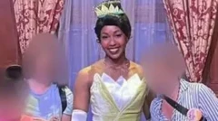 Женщина в бальном платье, рядом с другими людьми, лица которых замазаны