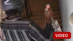 காணொளி: வாடிக்கையாளர் போல நடித்து பேட்டை திருடிச் சென்ற நபர்