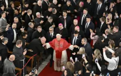 وصول البابا لاون الرابع عشر (في الوسط) للمشاركة في لقاء مع الأساقفة والكهنة والشمامسة والرهبان والعاملين الرعويين في كاتدرائية الروح القدس، المعروفة أيضاً باسم كاتدرائية سانت إسبريت في إسطنبول، تركيا، في 28 نوفمبر/تشرين الثاني 2025.