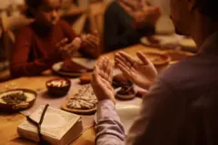 Une famille en prière durant Ramadan