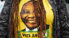 Image du Président sud Africain imprimé sur un t-shirt porté par une femme