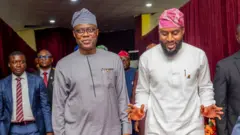 Gomina Seyi Makinde wọ aṣọ buba ati fila, Adari ile igbimọ aṣofin ipinlẹ Oyo, Adebo Ogundoyin naa wọ aṣọ buba ọlọwọ gbọọrọ ati fila