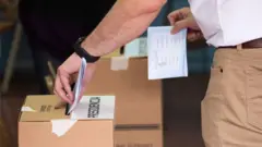 Eleitor coloca seu voto na urna durante as eleições presidenciais da Costa Rica em 2022