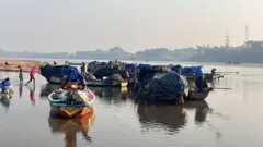 नाव पर ही बसी है इन लोगों की ज़िंदगी