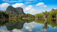 Lagoas e rochedos de calcário na baía de Phang Nga, na Tailândia