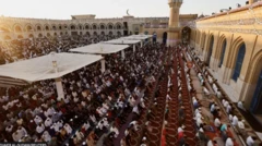 المصلون يؤدون صلاة العيد في ضريح الشيخ عبد القادر الجيلاني في بغداد بالعراق