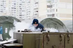 Польлва кухня на тлі багатоповерхівки в Києві