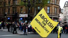 রাজতন্ত্র বিরোধী গ্রুপ 'রিপাবলিক' এর সমর্থকরা জড়ো হয়েছিল ট্রাফালগার স্কোয়ারের কাছে।