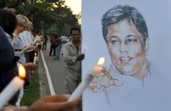 මීට පෙර නීතිපති පාරින්ද රණසිංහ විසින් මාධ්‍යවේදී ලසන්ත වික්‍රමතුංග ඝාතන සිද්ධියට අදාලව පැහැර ගැනීම, සාක්ෂි වසන්කිරීම සහ සාක්ෂිකරුවන්ට බලපෑම් කිරීම සම්බන්ධයෙන් චෝදනා එල්ල වී තිබු සැකකරුවන් තිදෙනෙකු නිදහස් කිරීමට ලබා දී තිබූ නියෝගය තාවකාලිකව අත්හිටුවන බව, ඊට අදාළ නඩුව අද දින (පෙබරවාරි 13) ගල්කිස්ස මහේස්ත්‍රාත් අධිකරණයේ කැඳවූ අවස්ථාවේදී අධිකරණයට ලිඛිතව දැනුම් දී තිබේ.