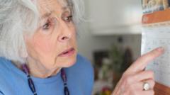 Mulher idosa apontando para um calendário com semblante preocupado