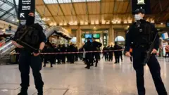Des policiers déployés à la Gare du Nord à Paris.