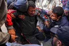 Beyt Lahiya kasabasındaki saldırıda hayatını kaybedenlerin bir yakını ayakta durmakta zorlanıyor.