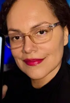 Mulher usando óculos