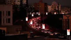 Várias faixas ficaram presas em um congestionamento em um trecho de rodovia em Teerã à noite, em 15 de junho