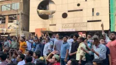 বঙ্গবন্ধু অ্যাভিনিউয়ে আওয়ামী লীগ কার্যালয়ের সামনে বিএনপি নেতাকর্মীদের অবস্থান