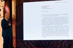 López Obrador junto a una pantalla en 2019.