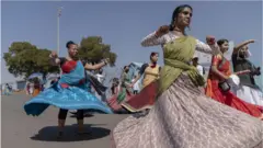 A﻿ ranar Juma'a wadannan matan a Afrika ta Kudu yayin da suke murnar bikin al'ada na Ratha Yatra, wanda ya samo asali daga al'adar Hindu game da wasu ababen bauta guda uku da aka dauke daga gidajensu