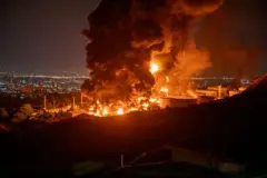 Fogo e fumaça se erguem em direção ao céu, após o ataque israelense ao depósito de petróleo de Shahran em Teerã (Irã), no dia 15 de junho de 2025