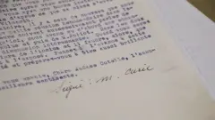 Papel assinado com nome de Marie Curie