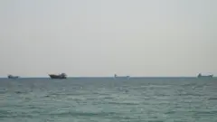 چند کشتی در تنگه هرمز