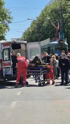 hitna odvozi coveka povrednog ispred pravnog fakulteta