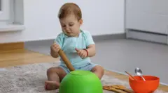 Bebé jugando con objetos sobre una alfombra