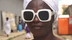 Umugore wambaye indorerwamo 