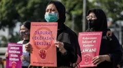 Aktivis perempuan Indonesia berunjuk rasa di depan Dewan Perwakilan Rakyat Indonesia (DPR) untuk segera mengesahkan RUU Penghapusan Kekerasan Seksual (RUU PKS) di Jakarta, Indonesia, Selasa, Juli 7 Agustus 2020.
