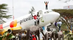 ኣብ መዓርፎ ነፈርቲ ኬንያ ብኣሽሓት ዝቝጸሩ ሓዘንተኛታት ኣስክሬን ራይላ ኦዲንጋ ንምቕባል ይጽበዩ ኣለዉ