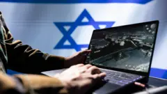 Ilustração mostrando as mãosbet 135um homem usando um laptop, com a bandeirabet 135Israel ao fundo.