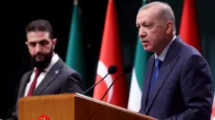 Суриянинг муваққат Президенти Аҳмад ал-Шараа Туркия Президент Ражаб Тоййиб Эрдўған билан Анқарадаги матбуот анжуманида. 