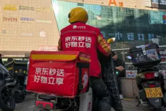 Repartidor en una moto